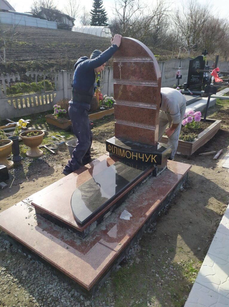 благоустрій могили Луцьк бруківка