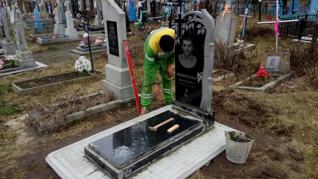 обкладка памятника каменем Луцьк
