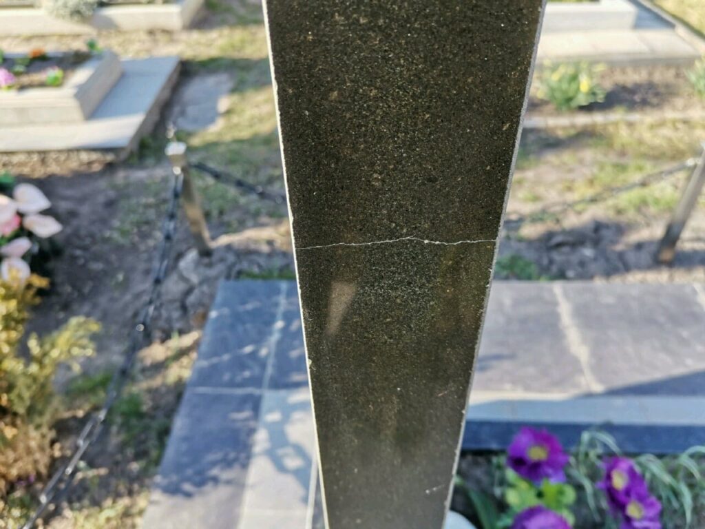 Тріщини на камені в луцьку пам'ятники