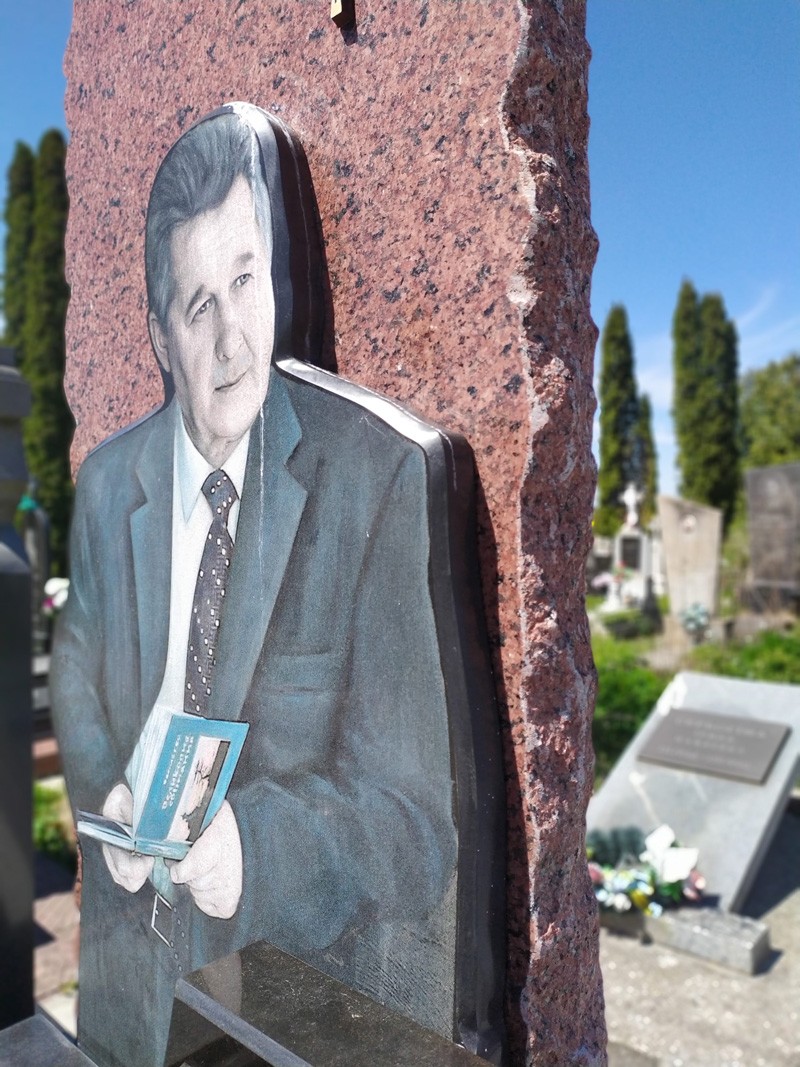Памятник письменику