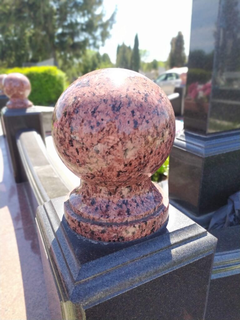 кулі з каменю декор огорожі Луцьк