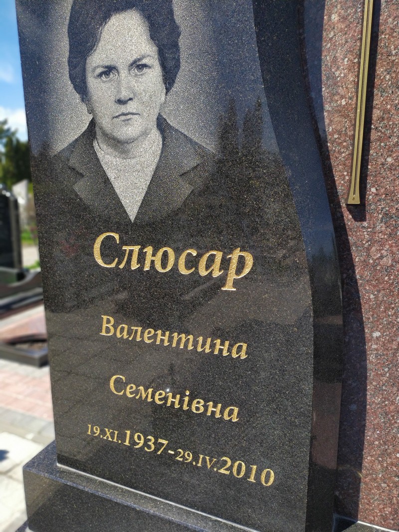 памятник з позолотою луцьк