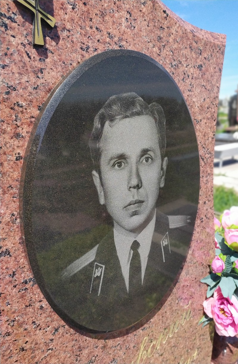 овальний портрет на памятник