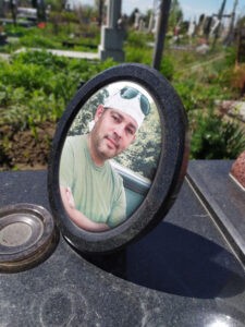 овал на підставці на памятник