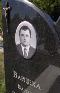 овал на памятник в луцьку