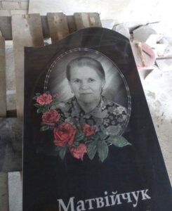 троянди на памятнику мамі