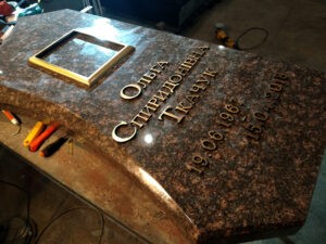 латунь алюміній букви на памятнику в луцьку