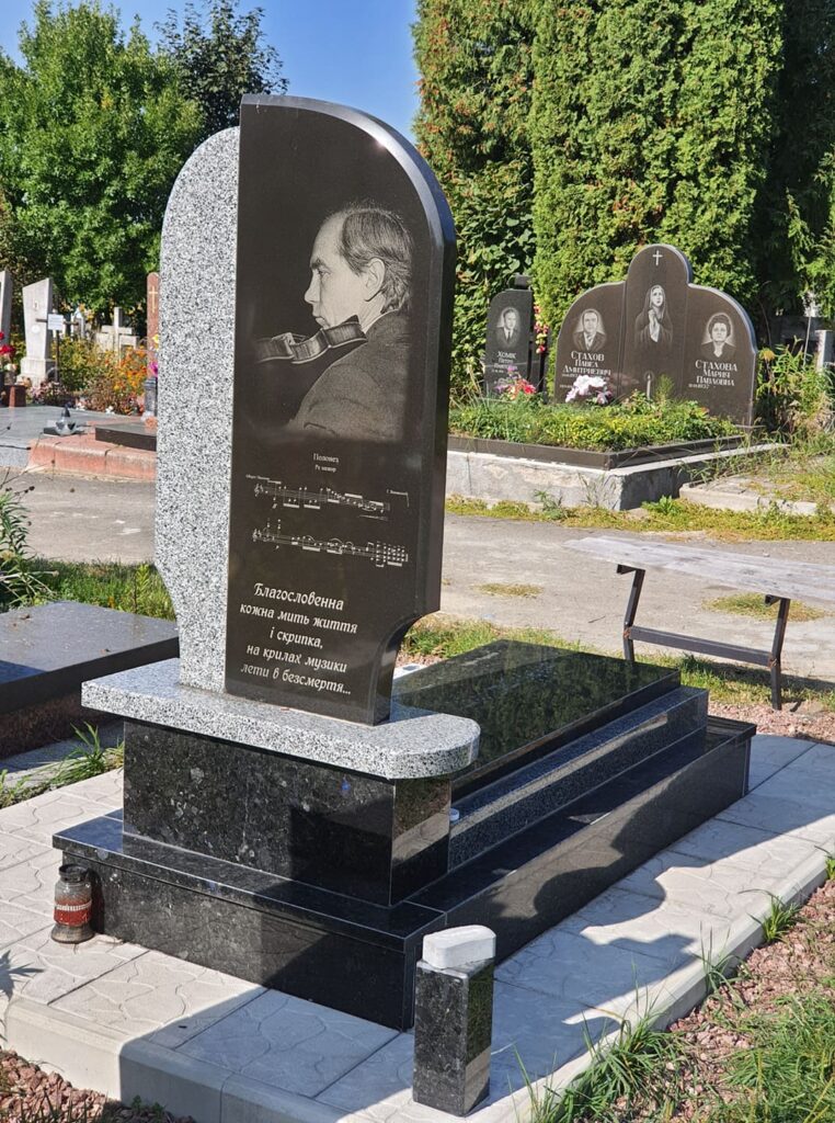 памятник музиканту