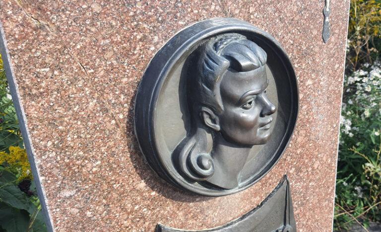 Детальніше про статтю Пам’ятники видатним людям: художникам, політикам, музикантам