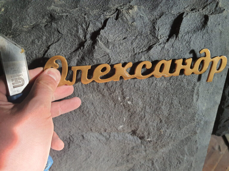 Детальніше про статтю Латунні декоративні хрести, троянди, рамки – великий вибір оформлення для меморіальних композицій
