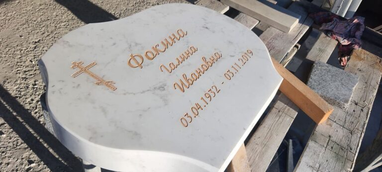 памятник з білого мрамуру