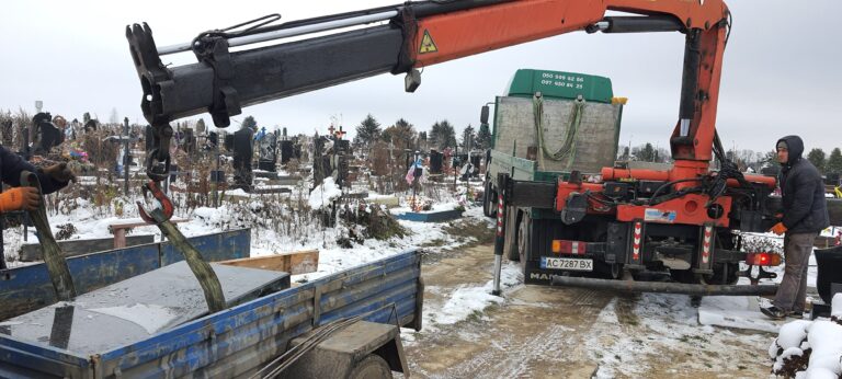 Детальніше про статтю Благоустрій могили в Луцьку: бруківка, плитка, огорожа та ціни
