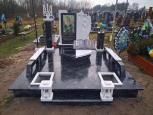 Детальніше про статтю Пам’ятник для військового — наша робота | Виготовлення меморіальних комплексів з фотосклом, фрезеруванням по каменю та мармуровим тризубом