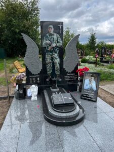 Детальніше про статтю Пам’ятник військовому герою України — гідне вшанування Захисника, який віддав життя за Батьківщину