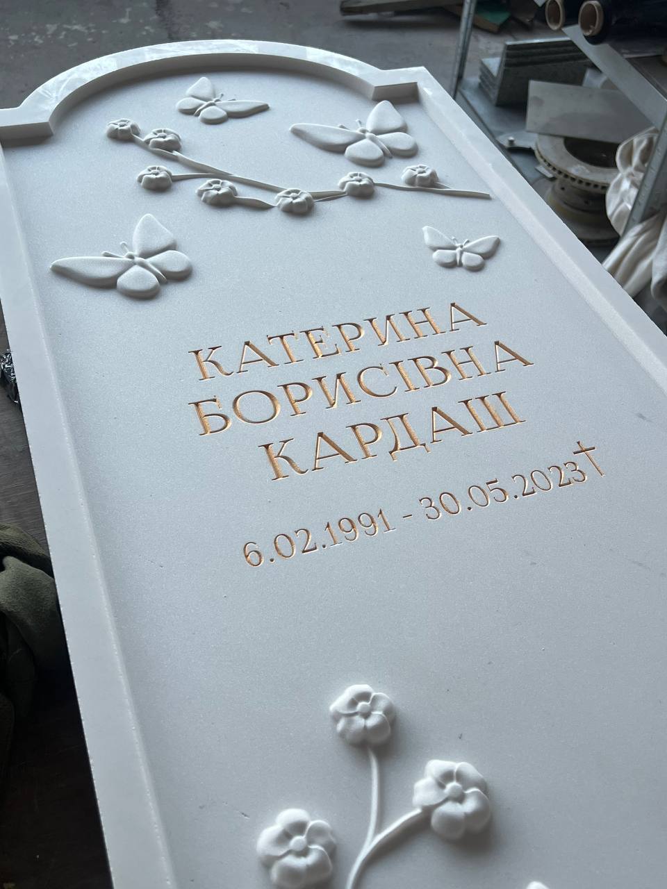 Ви зараз переглядаєте Мармурова стела на могилу — витончений пам’ятник із білого мармуру з художнім різьбленням