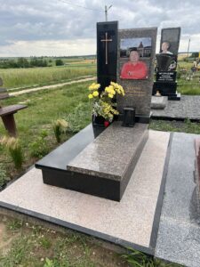 Детальніше про статтю Гранітні пам’ятники — довговічність, гідність і вшанування пам’яті
