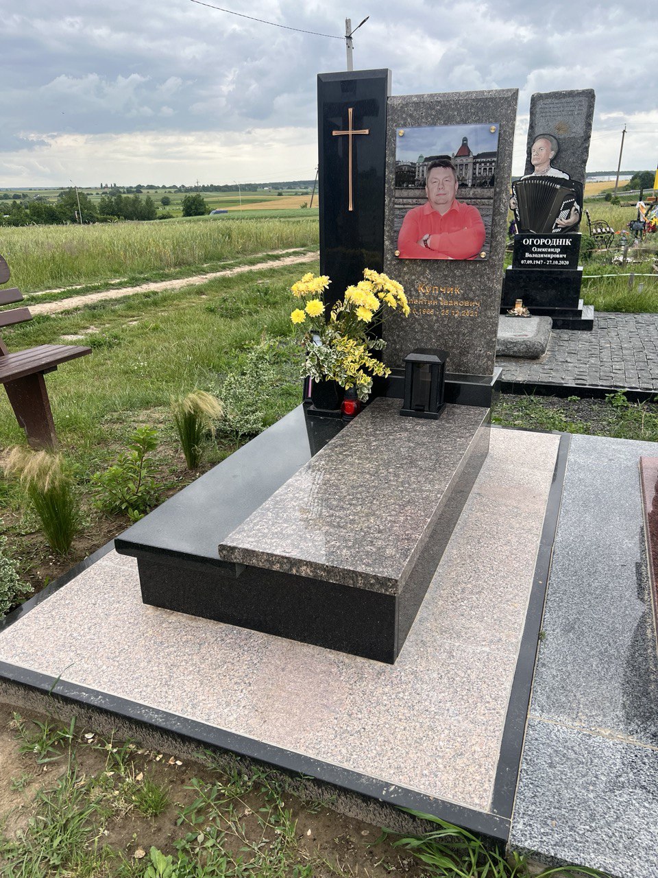Ви зараз переглядаєте Гранітні пам’ятники — довговічність, гідність і вшанування пам’яті